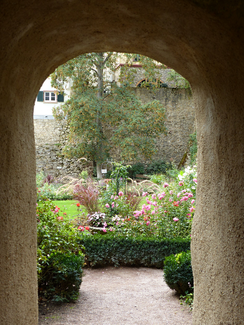 Durchblick in den Rosengarten