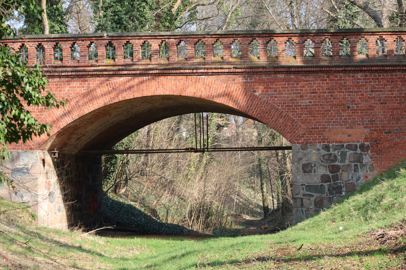 Durchblick in der Bad Belziger Burggraben