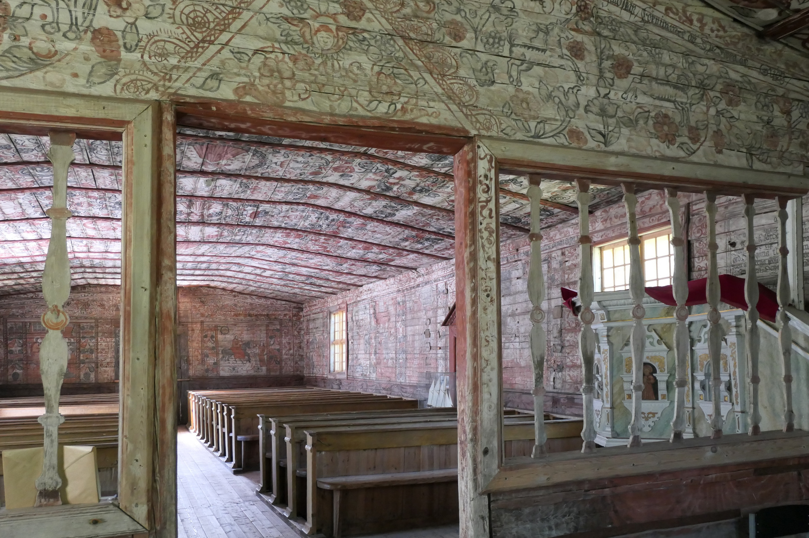 Durchblick in der Pyhämaan uhrikirkko (Pyhämaa-Opferkirche)