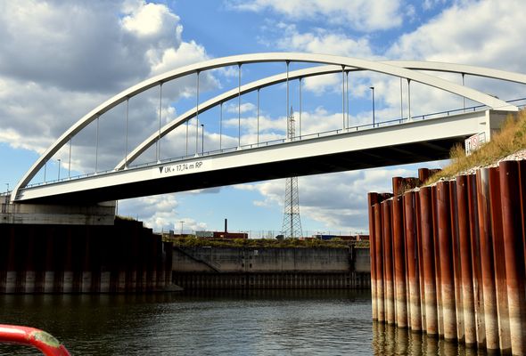 Durchblick in ein weiteres Hafenbecken im größten Binnenhafen Europas