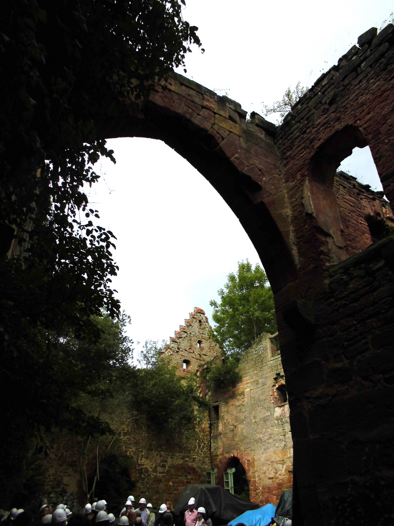 Durchblick-in-einer-Schlossruine-