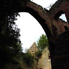 Durchblick-in-einer-Schlossruine-