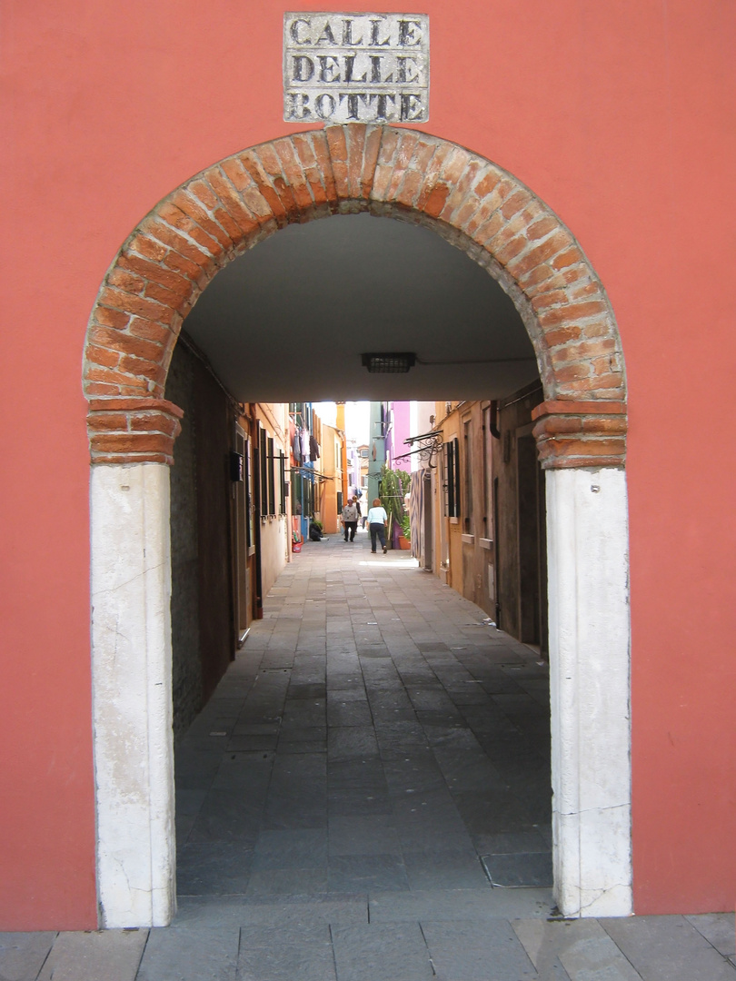 Durchblick in Venedig gesehen