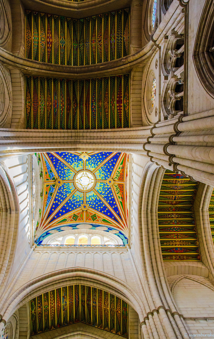 Durchblick ins Dach der Almudena-Kathedrale in Madrid