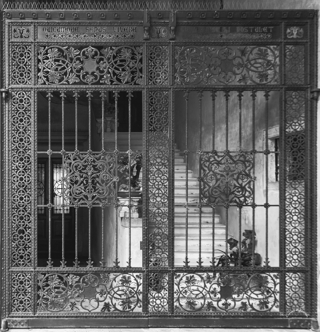 Durchblick ins Treppenhaus / View of the stairwell