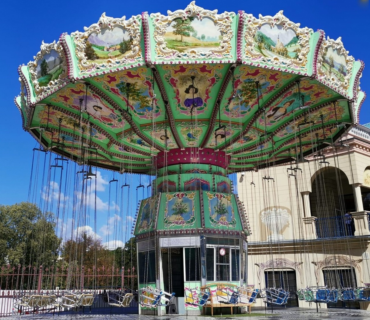 Durchblick.... Karusell am Wiener Prater