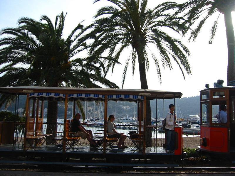 Durchblick-Küstenbahn in Port Soller