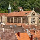 Durchblick mit Blick über die Dächer von der Altstadt Otterberg auf die Abteikirche