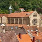Durchblick mit Blick über die Dächer von der Altstadt Otterberg auf die Abteikirche