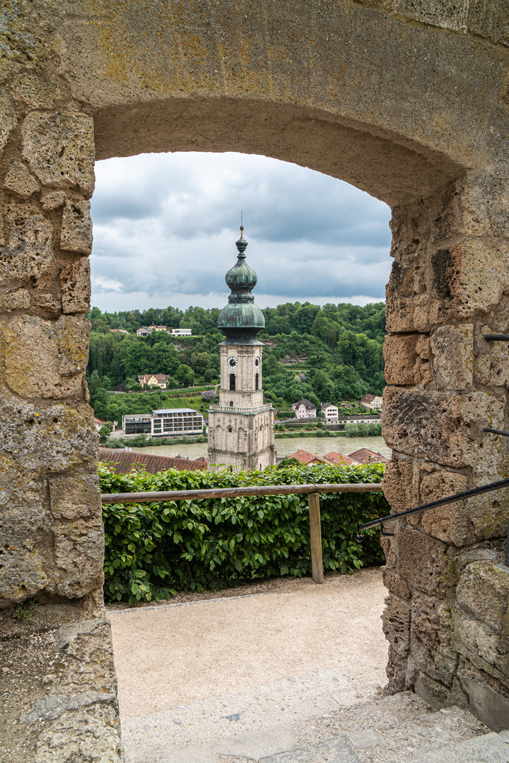 Durchblick mit Kirchturm 