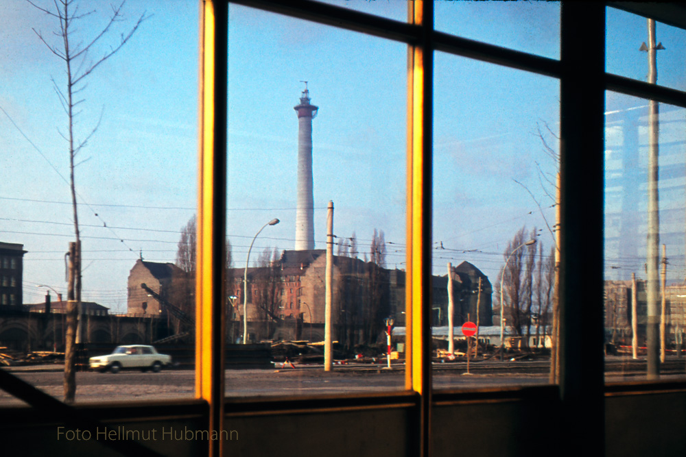 DURCHBLICK MIT RÜCKBLICK ZUM BERLINER FERNSEHTURM