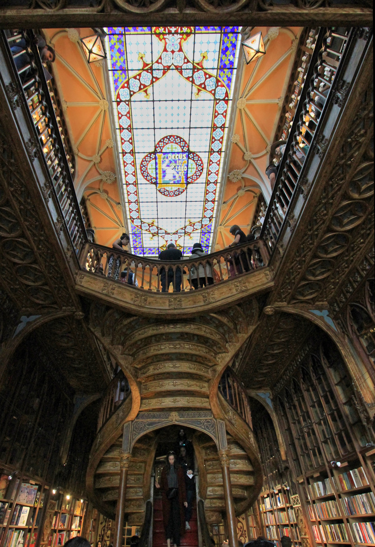 Durchblick nach oben im Livraria Lello