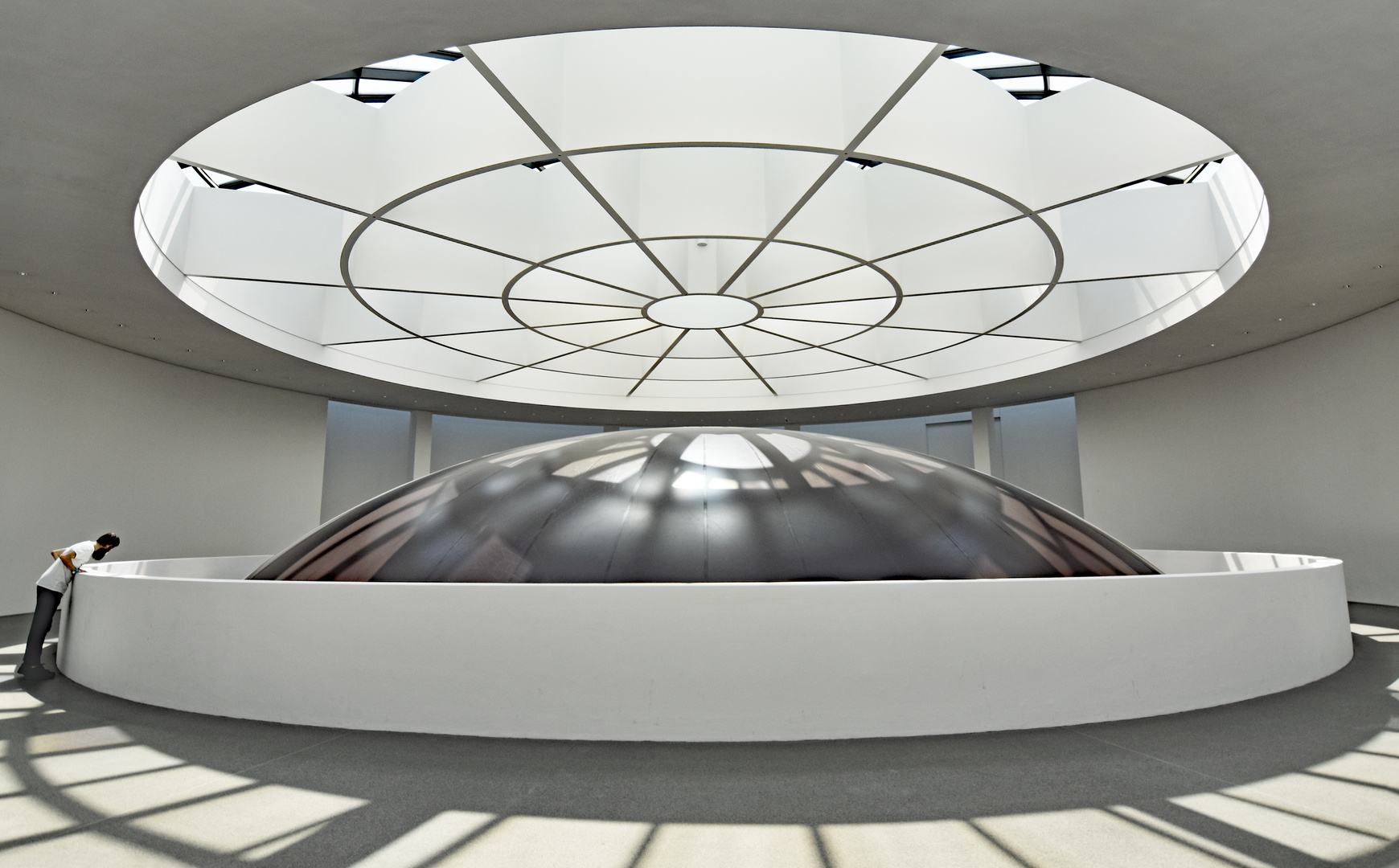 Durchblick nach unten: HOWL von Anish Kapoor