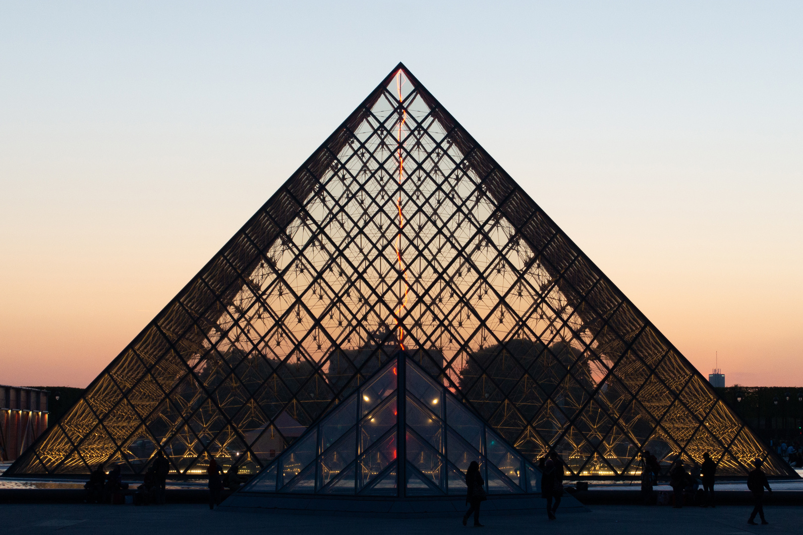 "Durchblick" / Pyramide du Louvre mit Blick auf Arc de Triomphe