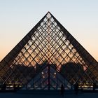 "Durchblick" / Pyramide du Louvre mit Blick auf Arc de Triomphe