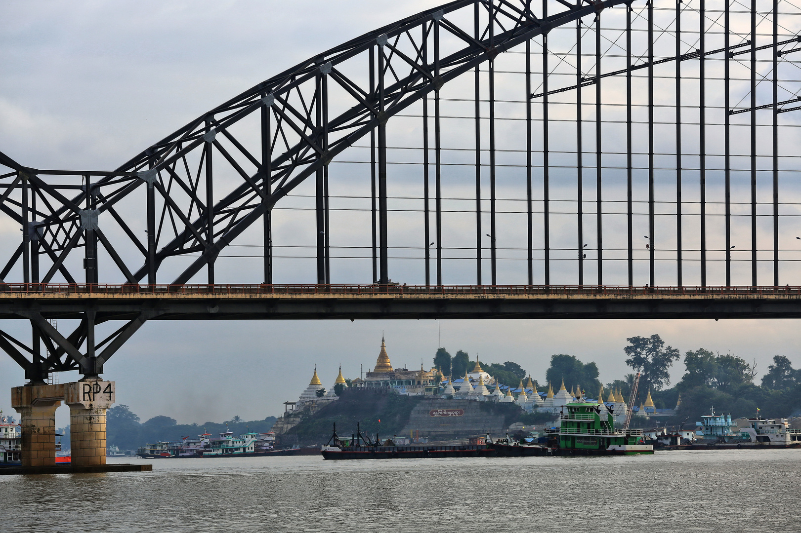 Durchblick über den Irrawaddy auf Bagan