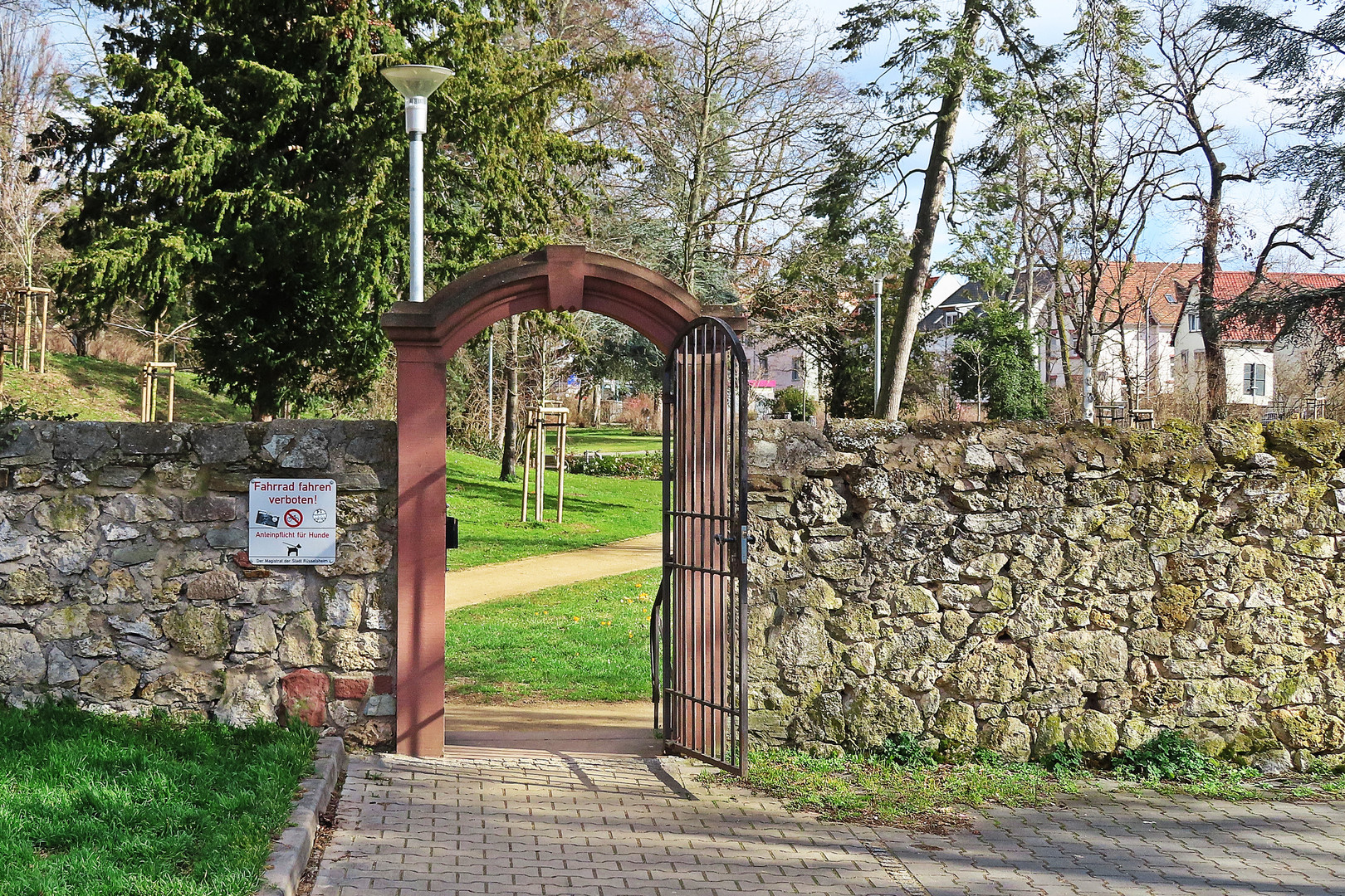 Durchblick und Durchgang zum Verna-Park