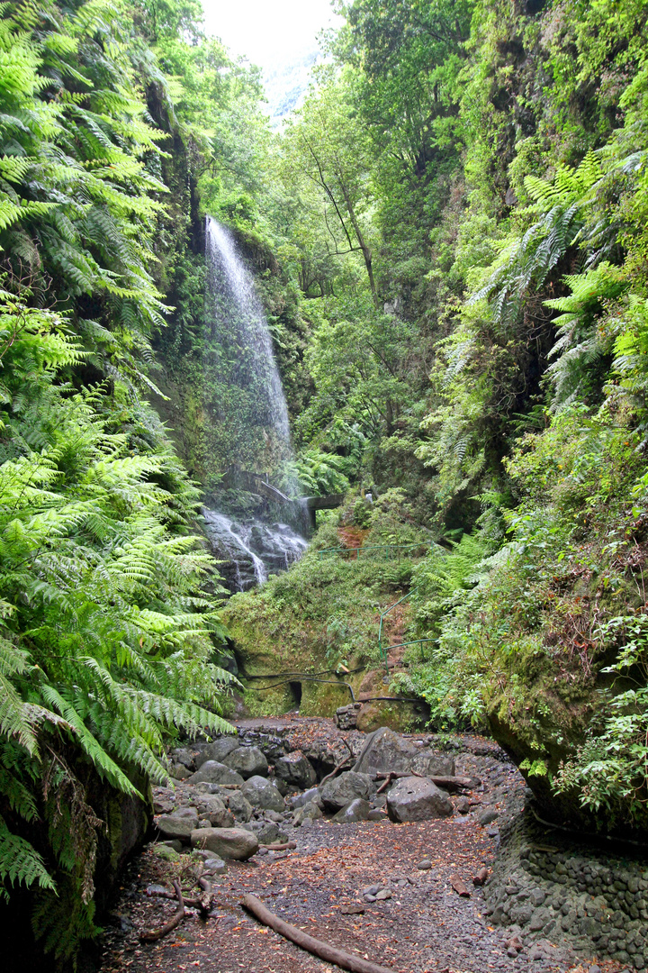 Durchblick und Durchgang zum Wasserfall