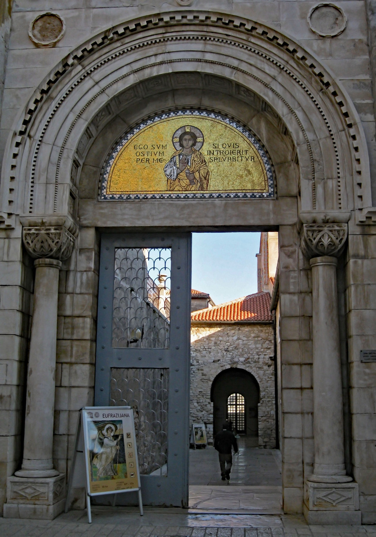 Durchblick und Eingang zur Basilika