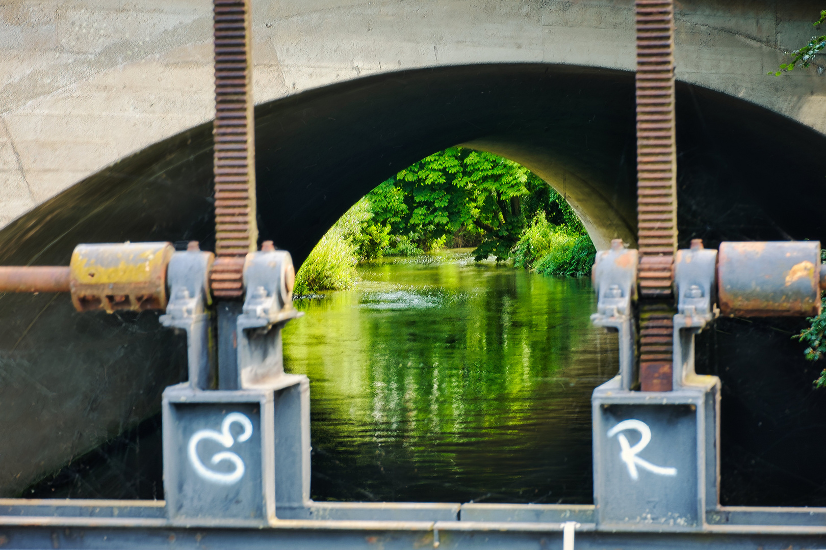 Durchblick unter der Brücke