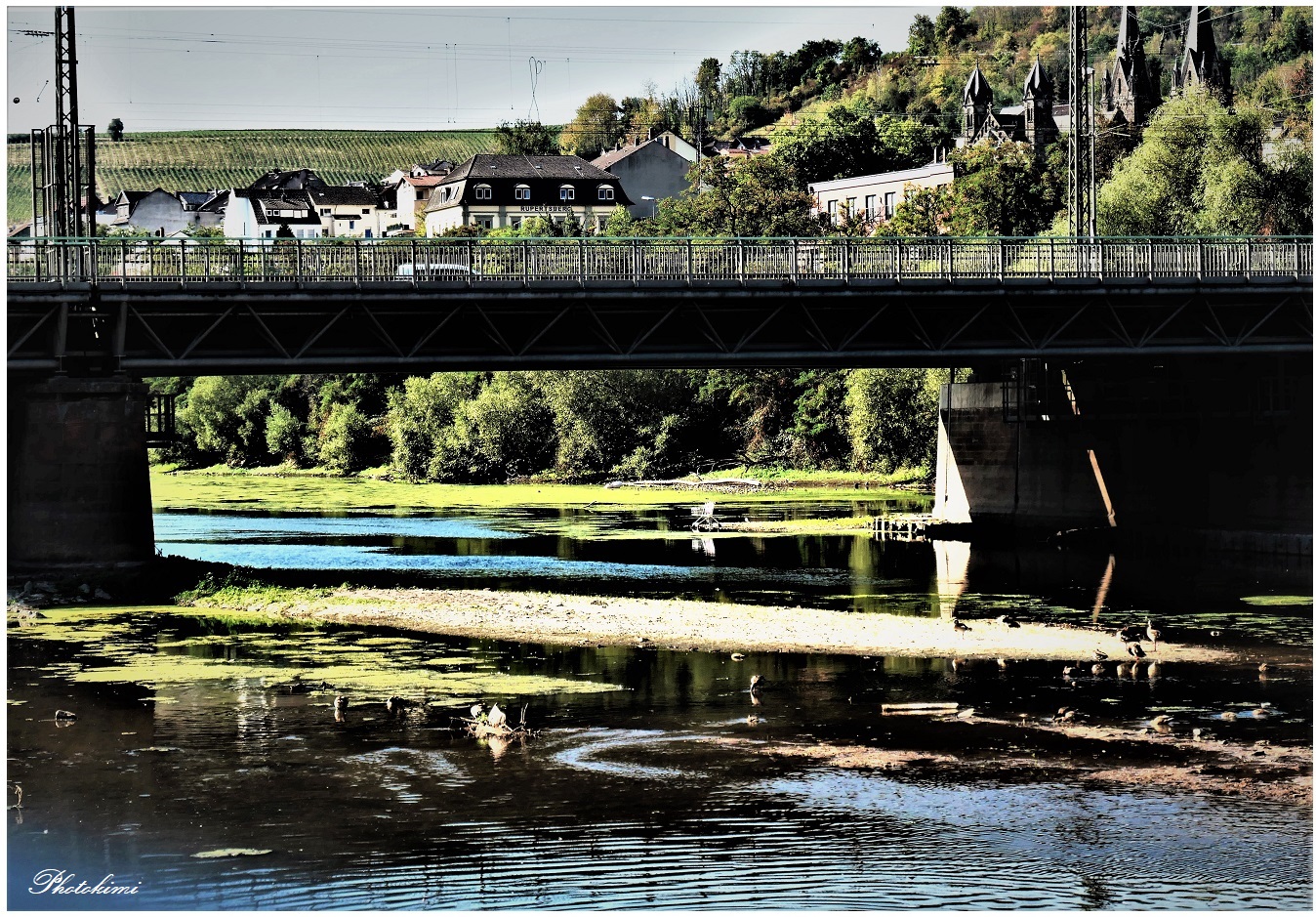 Durchblick unter die Bahnbrücke