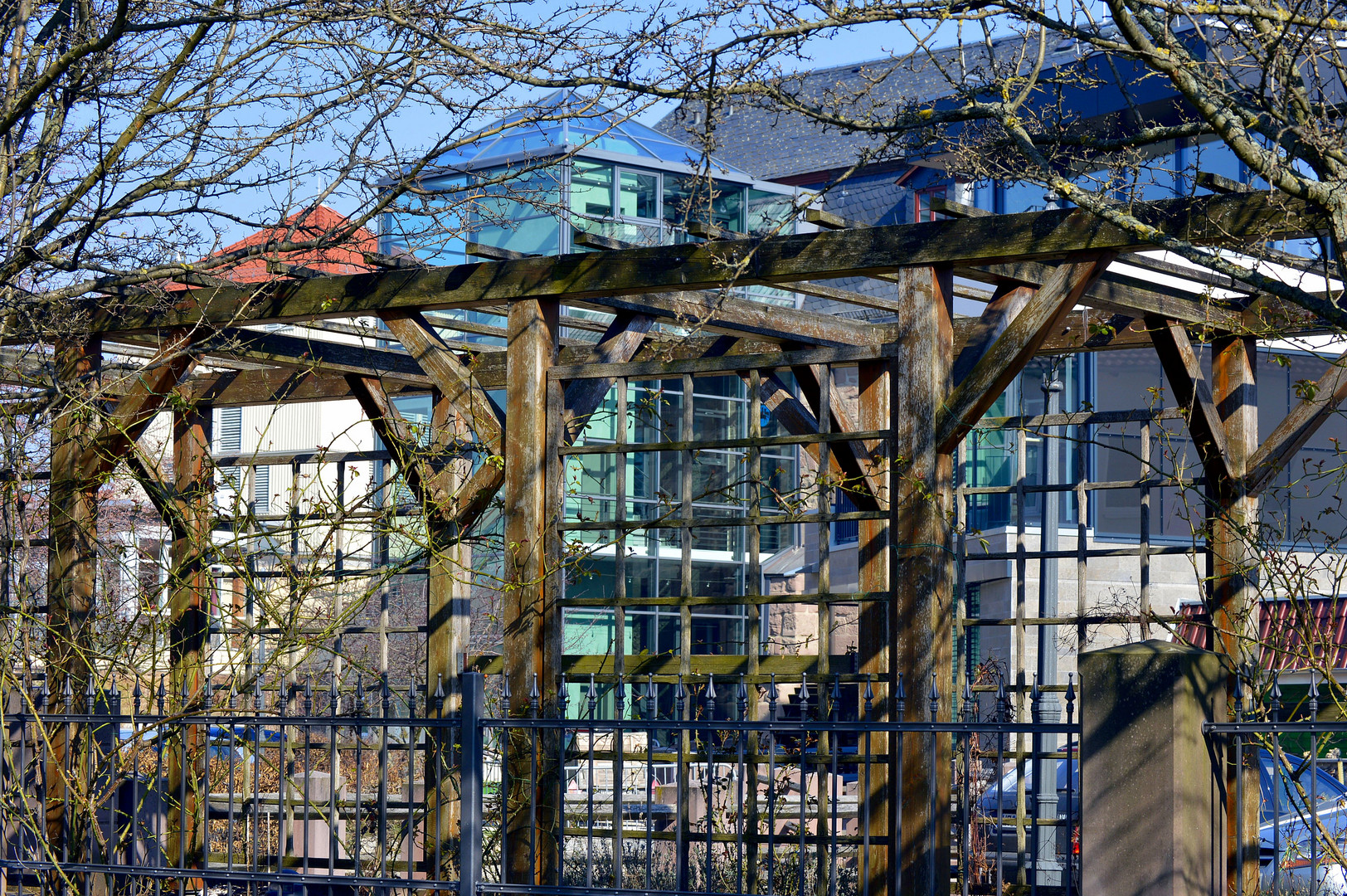 Durchblick vom Barockgarten zum alten Rathaus