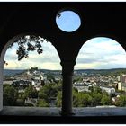 Durchblick vom Flüsterhäuschen auf Arnsberg.