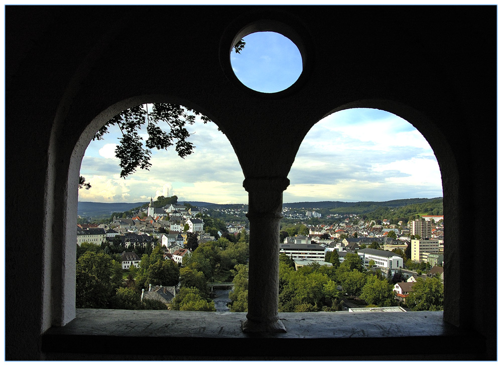 Durchblick vom Flüsterhäuschen auf Arnsberg.