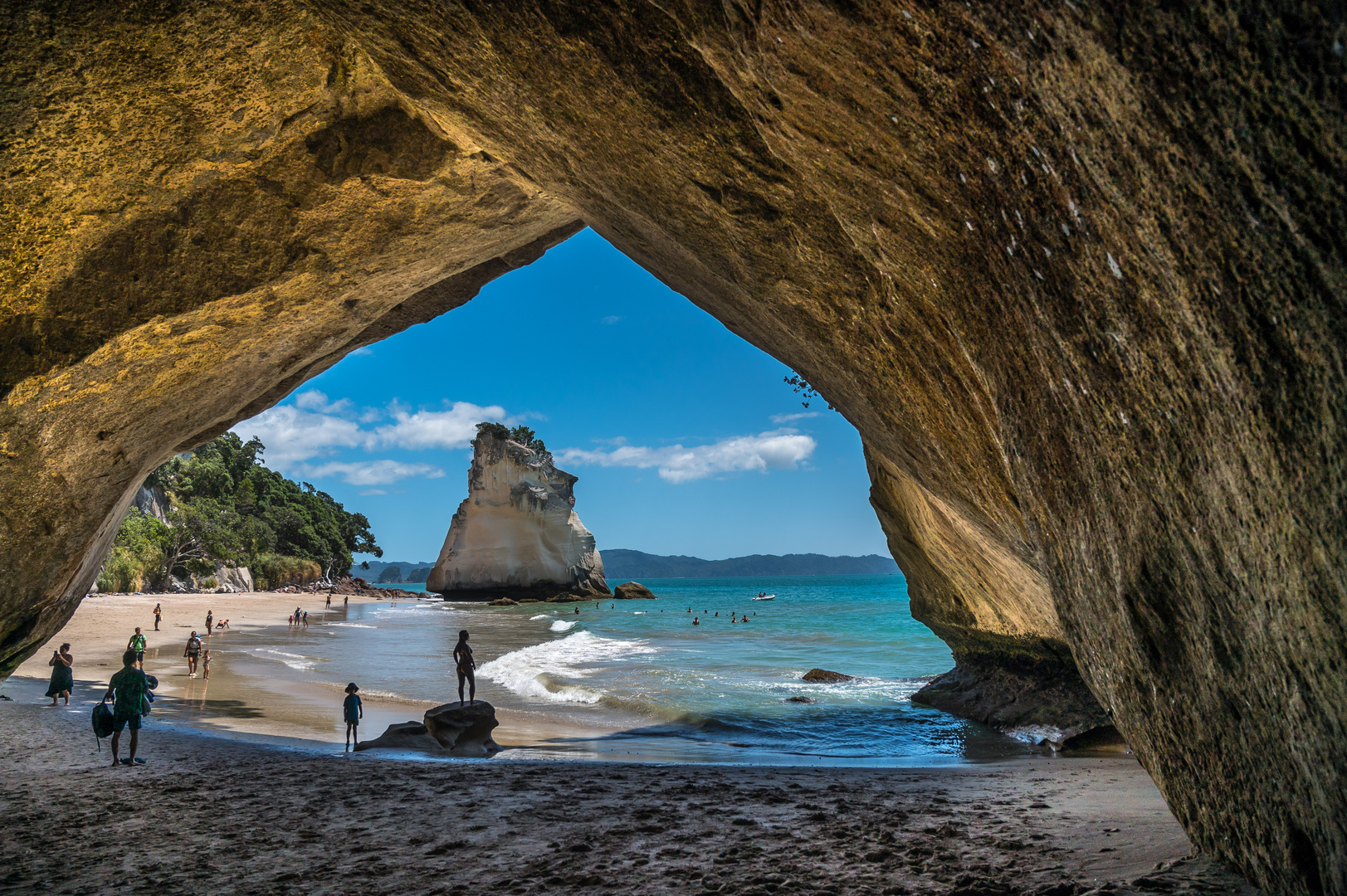 "Durchblick" von Cathedral Cave auf Te Hoho Rock