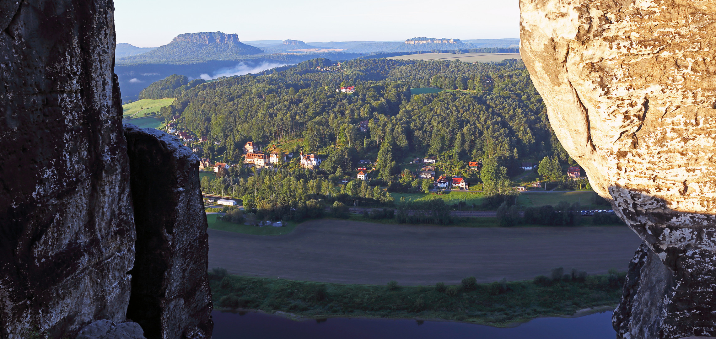 "Durchblick" von der Basteibrücke zur Elbe den Tafelbergen und nach Rathen