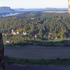 "Durchblick" von der Basteibrücke zur Elbe den Tafelbergen und nach Rathen