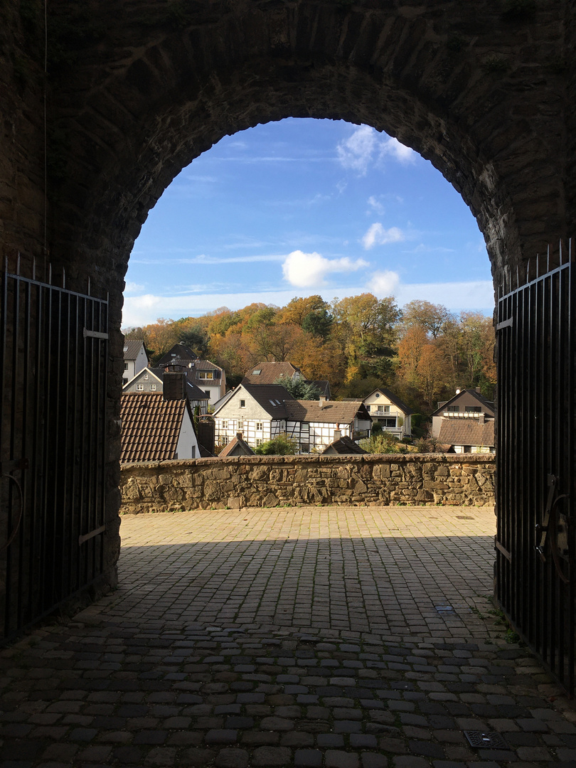 Durchblick von der Burg auf Blankenstein