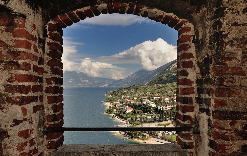 Durchblick von der Skaligerburg, auf Malcesine.