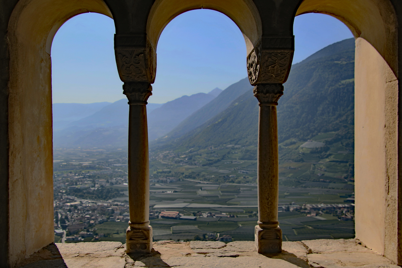 Durchblick von Schloss Tirol ....