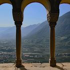 Durchblick von Schloss Tirol ....