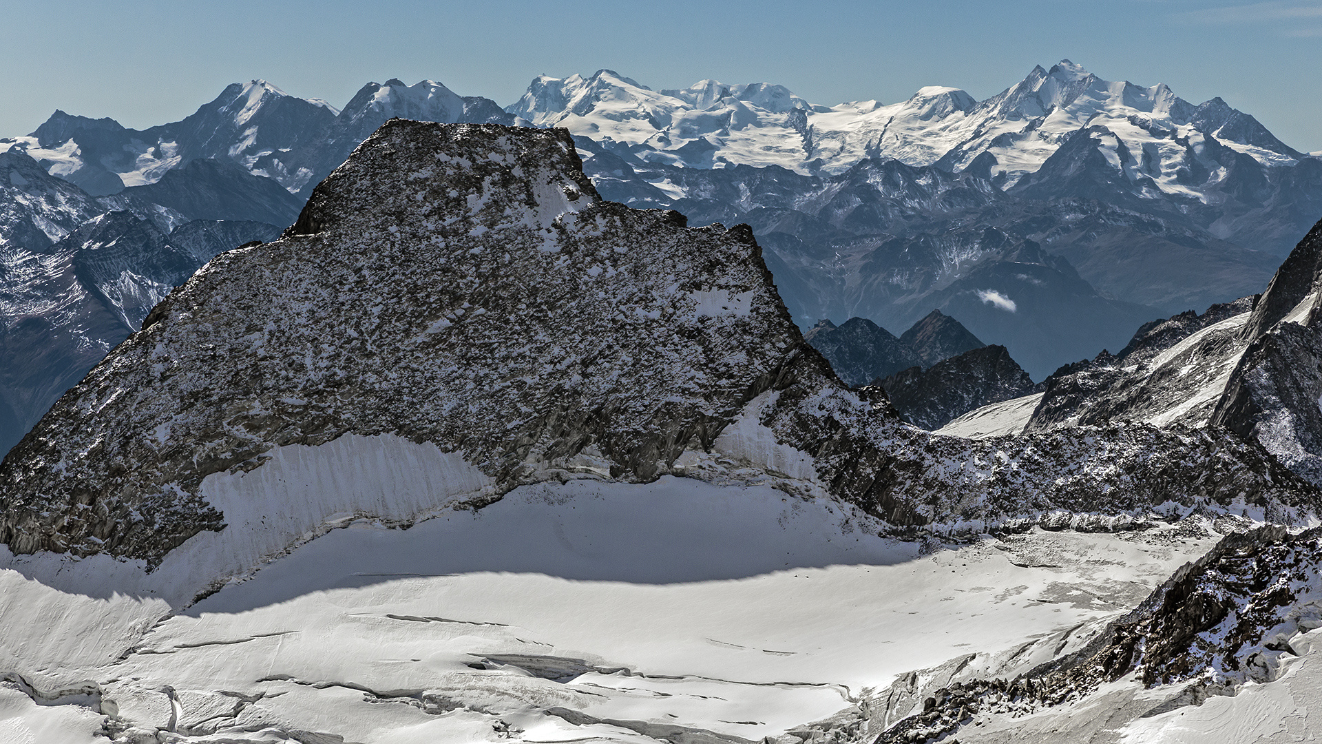 Durchblick zu den hohen Walliser Gipfeln