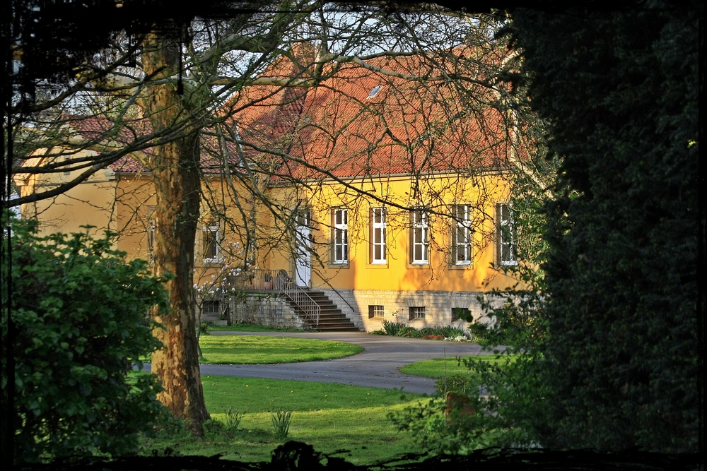 Durchblick zum alten Forsthaus