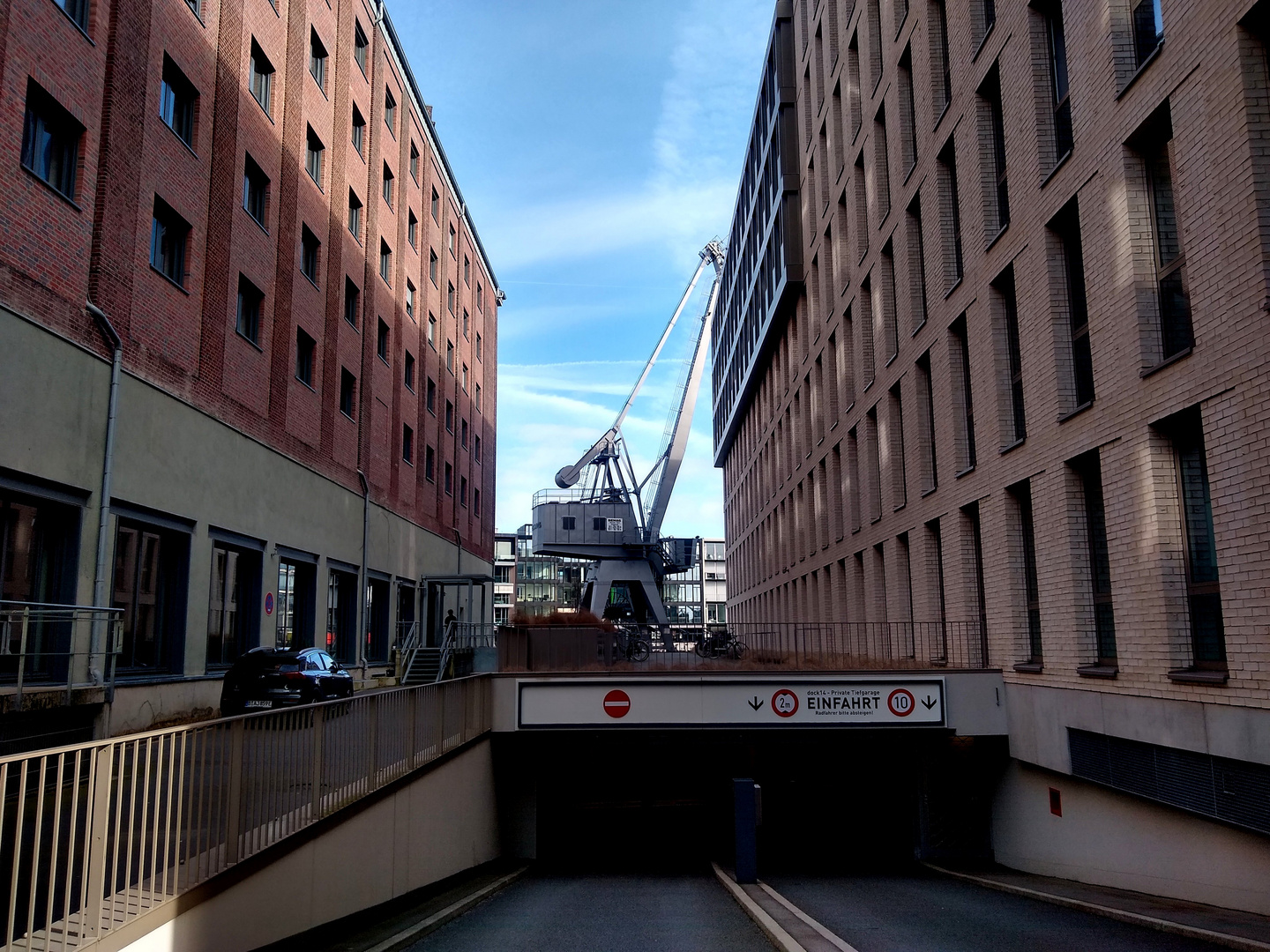 Durchblick zum alten Kran im Hafen von Münster