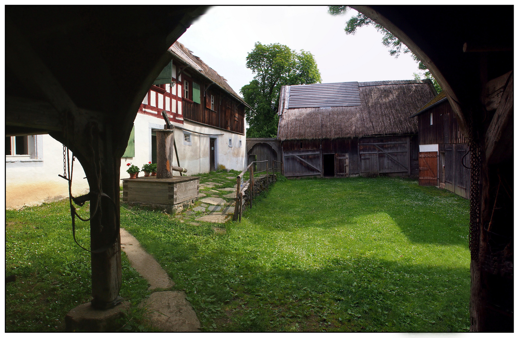 Durchblick zum Bauernhof-Museum