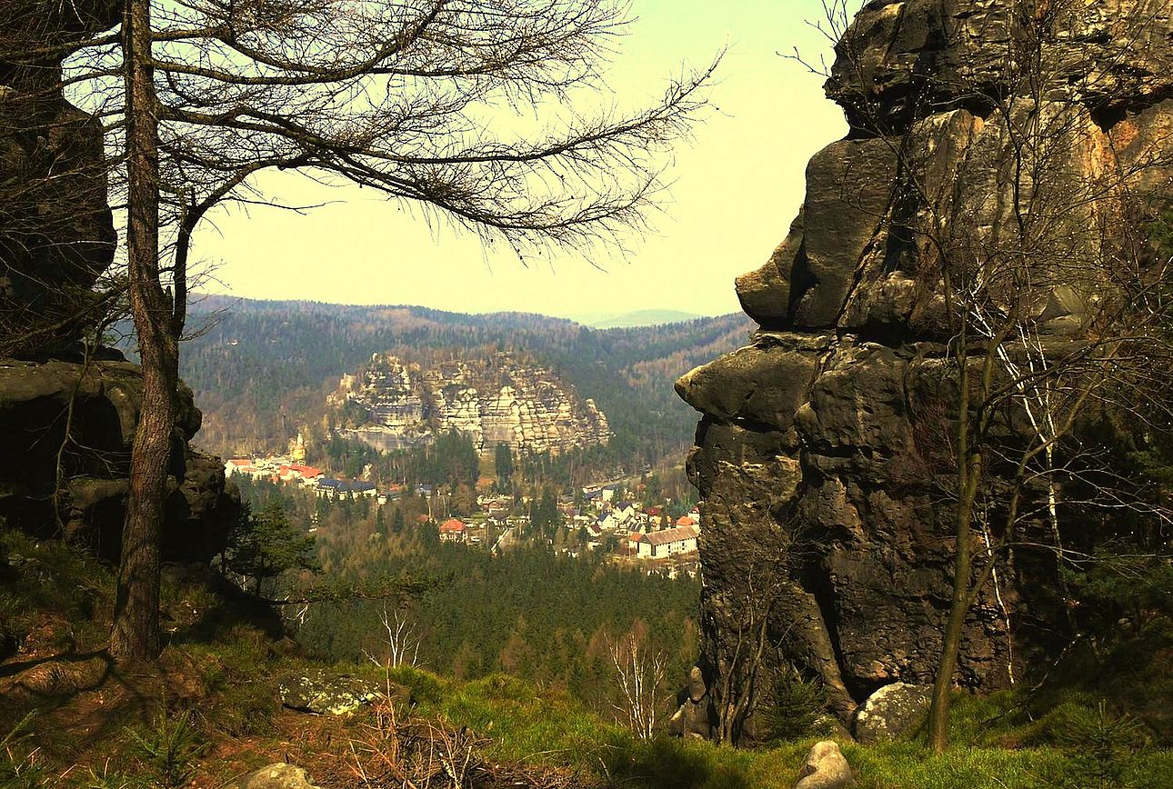 Durchblick zum Berg Oybin