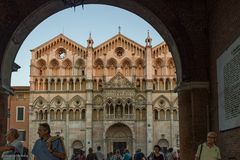 Durchblick zum Dom in Ferrara