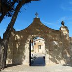 Durchblick zum Friedhof