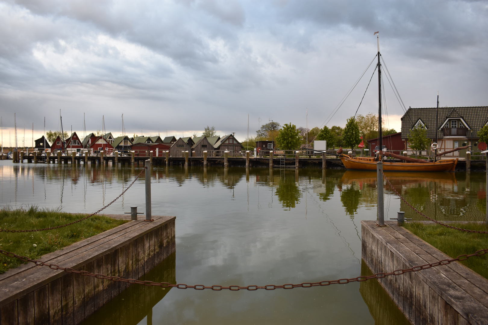 Durchblick zum Hafen in Althagen