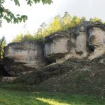 Durchblick zum Kletterfelsen