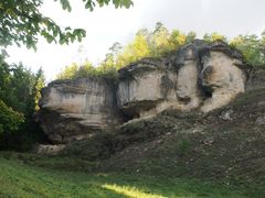 Durchblick zum Kletterfelsen