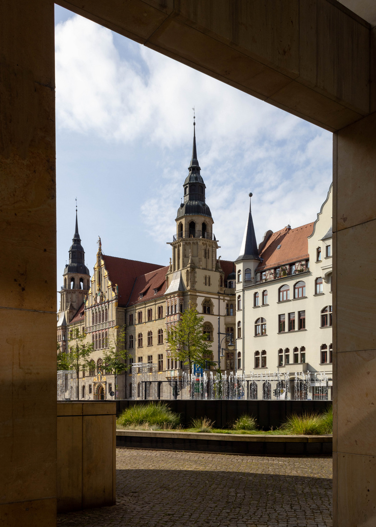 Durchblick zum Landgericht Halle (Saale)