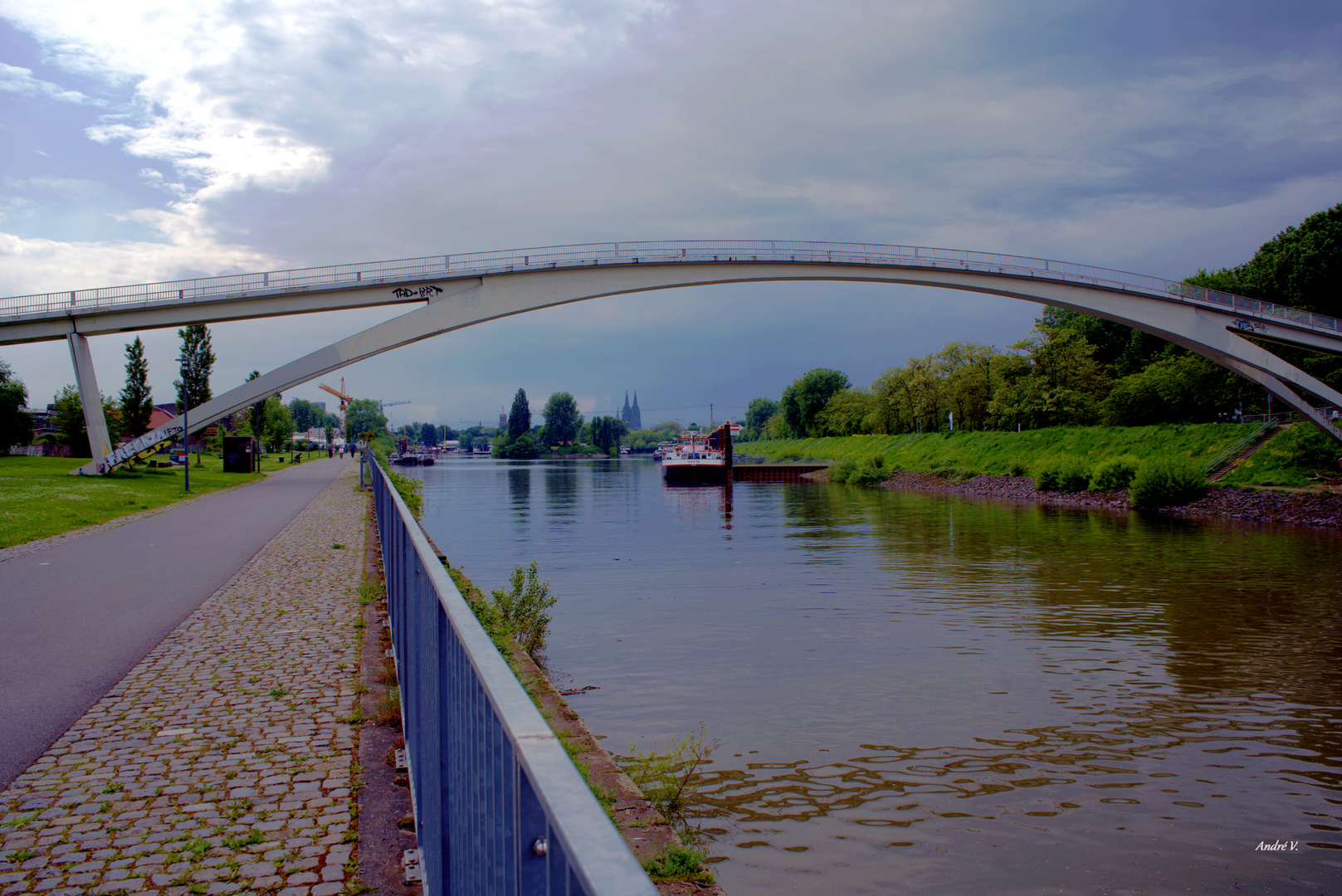 Durchblick zum Mülheimer Hafen