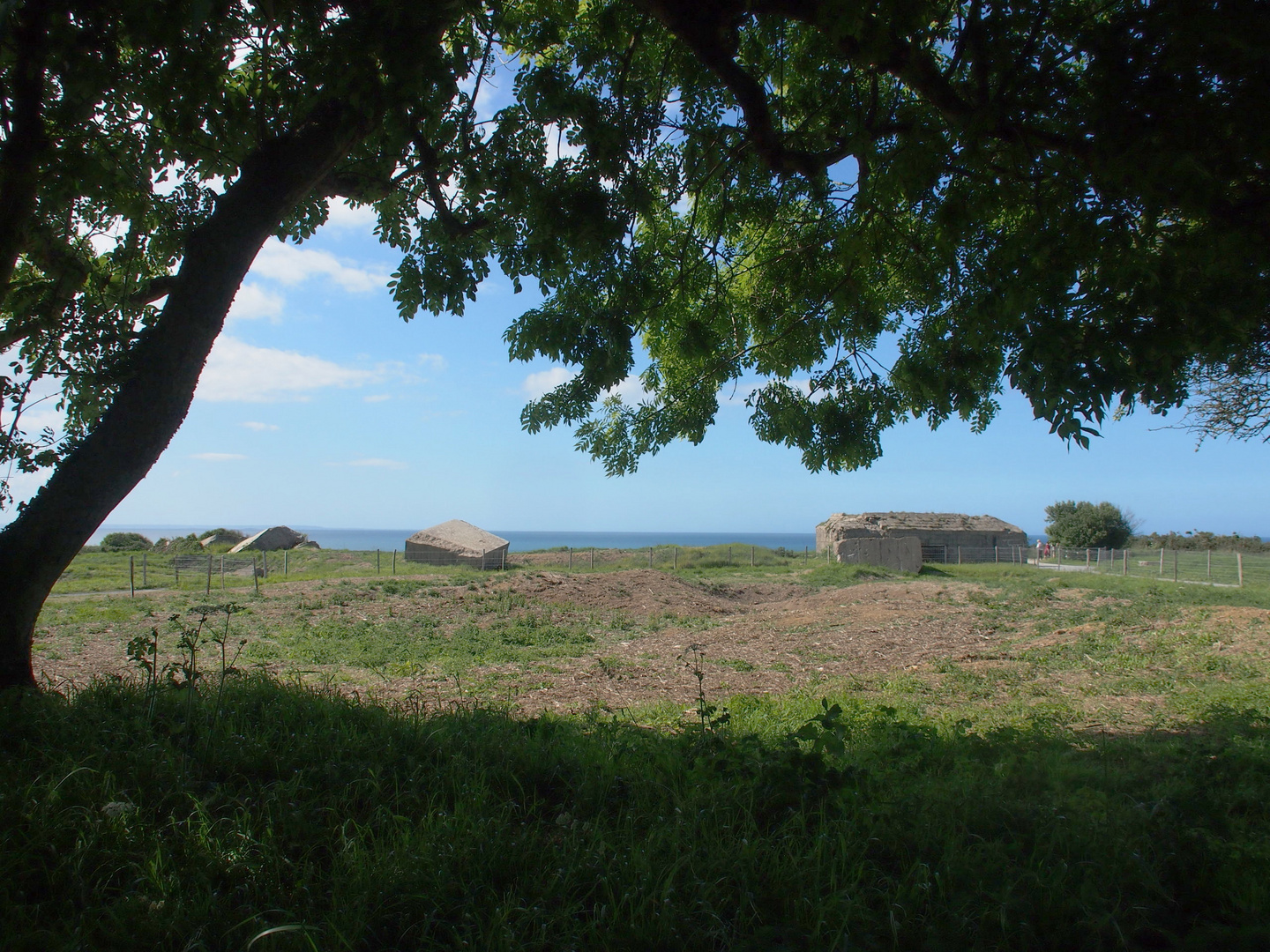 Durchblick zum Pointe du Hoc