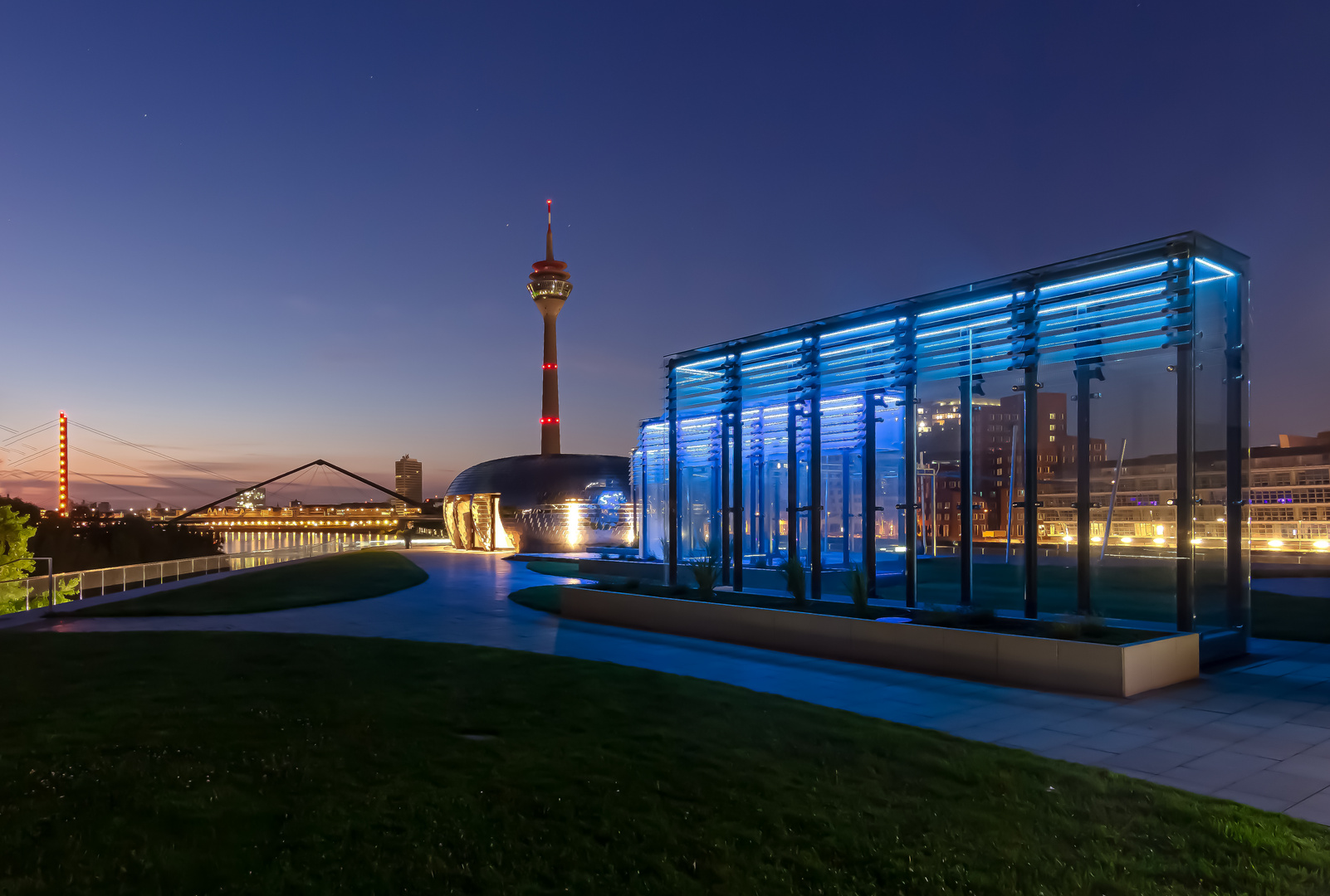 Durchblick zum Rheinturm