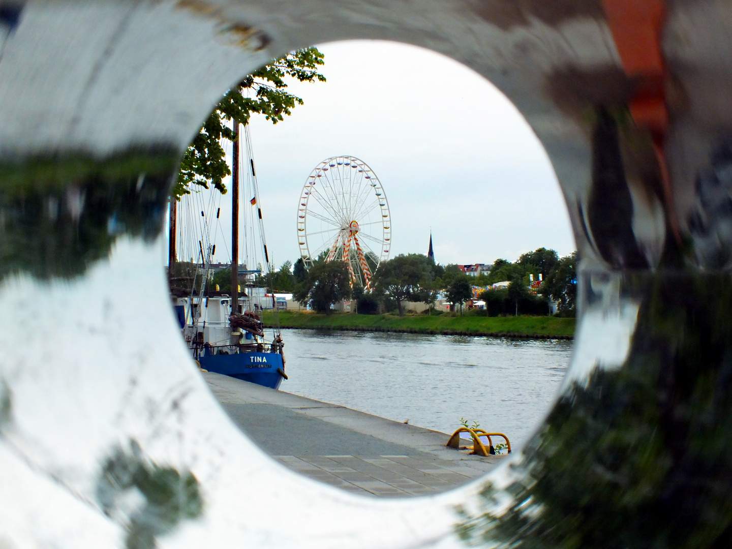 Durchblick zum Riesenrad